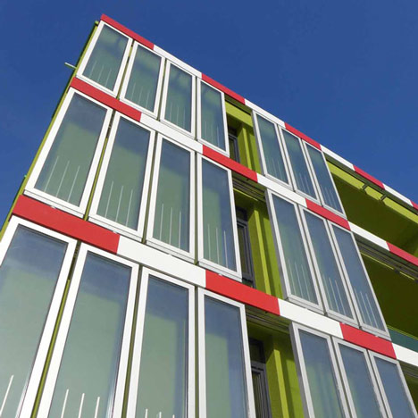dezeen_Worlds-first-algae-powered-building-tested-in-Germany_1a